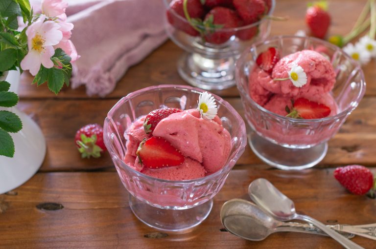 Ice berry yogurt